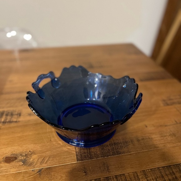 Vintage Blue Glass serving Bowl with handles - Picture 3 of 4